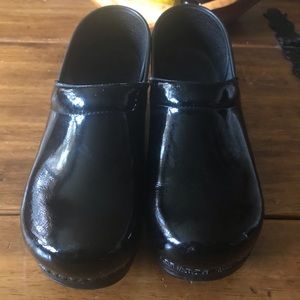 Dansko Womens Professional Clog Black Patent Leather Clogs EUR 40 (5534658)